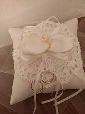 Cuscino portafedi uncinetto schemi e spiegazioni passo a passo e tutorial per realizzare a mano un accessorio per il giorno del matrimonio unico e originale. Cuscini Per Le Fedi In Misshobby