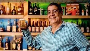 Ele foi contínuo, feirante, apontador de jogo do bicho, etc. Otariano Entrevistador Ainda Costuma Jogar No Jogo Do Bicho Zeca Pagodinho E Claro Outro Dia Coloquei 100 Reais E Ganhei 1800 Ganho Quase Toda Semana E Distribuo O Dinheiro
