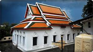 พ พ ธภ ณฑ ว ดพระปฐมเจด ย ต งอย บร เวณช นลดด านท ศตะว นออกตรงข ามพระอ โบสถ ภายในเก บว ตถ โบราณท ข ดพบได จากสถานท ต างๆ ในจ งหว ดนครปฐมท งสม ยบ า ร ปแบบบ าน
