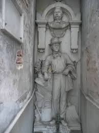 Italian Argentines Recoleta Cemetery Argentina David Alleno Was An Italian Immigrant Who Dreamed Of Being Bur Cemetery Cemetery Statues Cemetery Monuments