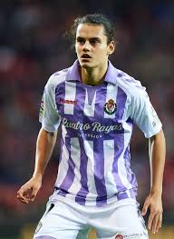 Manchester city'den 14 milyon euro bonservis bedeli ile i̇spanya'nın villarreal kulübüne transfer olan milli futbolcu enes ünal havalimanında gözaltı şoku yaşadı. Enes Unal Pictures And Photos Getty Images Photo Mens Tops Stock Photos