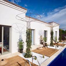 Alege și închiriază terenul dorit, în funcție suprafață, poziționare și preț. Elia Luxuryimob