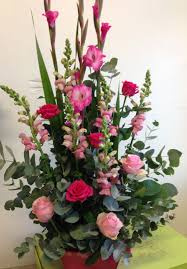 Compositions De Fleurs Piquees Tons Rose Creation Les Jardins De Marianne 34 Boulevard Henri Barbusse Saint Cyr L Ecole Www Lesjardinsdemarianne Com