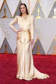 Actress dakota johnson looked fantastic as she walked the 2015 academy awards red carpet in a sleek gown by saint laurent. Dakota Johnson S Oscars 2017 Gucci Dress Vogue