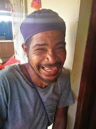 Carlos Sinclair Osorio, mejor conocido como Joe, de 40 años, vive en el  barrio Beholdeen. Joe es un transeúnte que se dedica a la chamba:  rozar(chapear) patio, limpiar zanjas, jalar agua, y