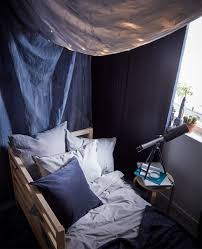 Schlafen Wie Unter Sternen Fur Den Betthimmel Haben Wir Einen Stoff Dunkelblau Gefarbt Und Ein Pa Wohnheimzimmer Einrichten Ikea Zuhause Wohnheim Zimmer Ideen