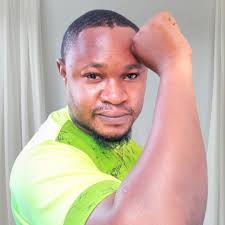 ENFANT DU BÉNIN DEBOUT