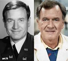 Un día como hoy #30agosto de 1927, nació en Des Moines, Iowa, Estados  Unidos, William Edward Daily Jr.(Bill Daily), fue actor de televisión,  comediante y guionista estadounidense. Tras graduarse de la Goodman