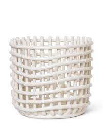 Körbe geflochten, körbe mit deckel, mit henkel, geflochten oder einfach schlicht. Aufbewahrungskorb Ceramic Weiss O 23 5 Cm Von Ferm Living Kaufen Online Kaufen Geliebtes Zuhause De Moderne Korbe Keramik Aufbewahrungskorbe