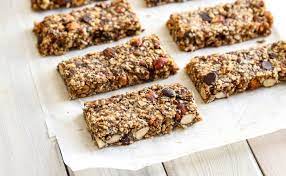 Une barre de céréales contient environ 250 kcal, 28 g de glucides, 8 g de protéines et 11 g de graisses. Barres De Cereales Maison Sans Cuisson Agathe Duchesne