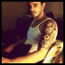 Έχω κάνει τατουάζ σε όλες μου τις τομές γιατί δεν αγάπησα ποτέ τα σημάδια μου. To Tatoyaz Toy Myrwna