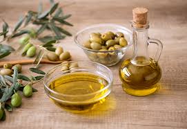 According to a new study, putting olive or sunflower oil on an otherwide healthy newborn's skin can delay the development of the barrier that prevents water loss and protects against allergy and infection. 7 Benefits Of Using Olive Oil For Baby Massage