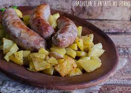 Salsiccia e patate in umido in bianco. Salsicce E Patate Al Forno Succose Con Ingrediente Speciale