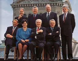 Der bundesrat lenkt die schweiz, leitet die verwaltung, schlägt gesetze vor und vollzieht sie. File Bundesrat Der Schweiz 1998 B Resized Jpg Wikipedia