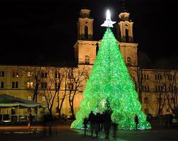 Jika halangan anda menghias karena pohon natal yang lama sudah usang, maka kini saatnya membuat pohon natal baru sendiri. 40 Unique Christmas Tree Decoration Ideas