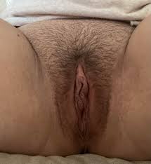 Eu amo minha buceta peluda e minhas pernas abertas