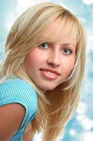 Gestufte Lange Haare Mit Fransigem Pony Glatte Haare Frisuren Mittellange Haare Frauen Bob Frisur Lange Haare
