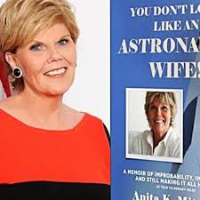 La viuda de un astronauta de la NASA revela qué le contó su marido sobre  los ovnis