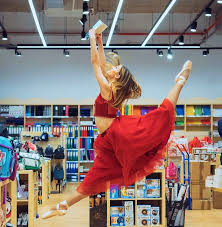 Ballet Magazine - Carmen Margarit, 23 ani Balerina a Teatrului Muzical  Ambasadorii Profesoara de balet in cadrul unor scoli private din Bucuresti.  Absolventa a Facultatii de Litere, Comunicare si PR Absolventa a