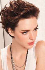 Cheveux frisés courts avec mèches vers l'avant et côtés coupés très coupe courte cheveux bouclés femme. Faire Des Boucles Sur Cheveux Courts Mode D Emploi