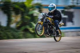 Motor ini menurut kmi adalah pengganti dari varian 2 tak ninja 150rr yang mulai akan diskontinu juli 2014 nanti. Pake Trik Menjemur Baju Agar Kawasaki Ninja 150r Mampu Melesat Cepat Motorplus