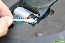 Puncanya adalah dari battery yang sudah lemah ataupun battery kunci kereta mengalami karat yang teruk seperti gambar di atas akibat termasuk di dalam air. Cara Membersihkan Korosi Dan Endapan Pada Baterai Dengan Gambar