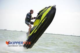 A powered watercraft with a seat and handlebars in a style similar to a motorbike. Skipperfox Jetski Mieten Skipperfox Sportboot Vermietung