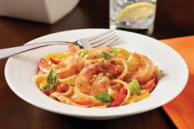 Fettuccines Aux Crevettes A L Ail Aux Poivrons Et Au Basilic Recette Recettes De Cuisine Recette Recette Pate