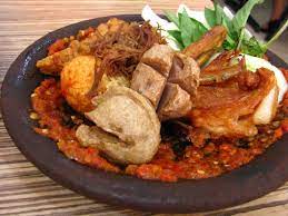 Sambal bajak dibuat dari campuran cabai, bawang, terasi, serta aneka rempah seperti daun salam, serai, serta air asam lalu digoreng. Resep Sambal Bajak Dan Cara Menyimpan Agar Awet