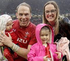 Galler milli takımının şu anki kaptanı ve ospreys eski kaptanı. Anwen Jones Wiki Alun Wyn Jones Wife Biography Age Net Worth