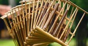 Alat musik tradisional ini banyak tumbuh dan berkembang di pulau jawa kecapi adalah alat musik yang dimainkan dengan cara dipetik. Pengertian Alat Musik Angklung Asal Masyarakat Sunda Jawa Barat