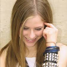 an appreciation post of early 2000's Avril Lavigne 👊🏻 #AvrilLavigne  #avril2002 #throwback