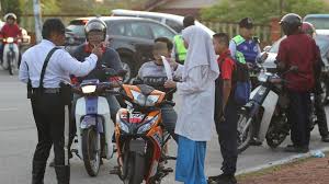 Sesuai surat edaran gugus setiap penumpang harus memakai masker, mematuhi batas antre untuk menjaga jarak, rutin mencuci tangan dan berpakaian lengan. Pakcik Kenapa Tak Pakai T0pi Tak Apa Tunggu Sman Sampai Lain Macam Dah Cara Abam Jpj Sekarang Isu Hot