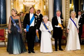 Het werd op 15 april 2013 uitgebracht als eerste single van dat album. Koning Willem Alexander Uiterst Vereerd Met Onderscheiding Van The Queen De Volkskrant