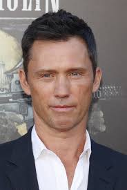 Rachel Elizabeth Zane • W garniturach