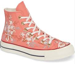 Kasut converse sudah menjadi ikon fesyen sejak ia diperkenalkan lagi, jika dahulu hanya dipakai sebagai item atlit bola keranjang kini ia boleh dipakai sesiapa sahaja. Converse Lancarkan Kasut Sneakers Chuck Taylor Yang Bercorak Floral Cantik Sangat