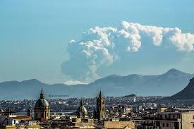 Nell ultime ore il vulcano etna ha dato vita a un'eruzione del tutto spettacolare, bloccando per alcune ore l'aeroporto di catania e ricoprendo molte zone con la sua fitta cenere. Palermotoday L Etna In Eruzione Ecco Il Vulcano Visto Facebook