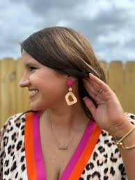 All the Myra bags and earrings we ordered last week are going out TODAY!  Check those tracking emails 😍😍😍 🎥 cannot wait to show you all the new  stuff tonight! Completely different