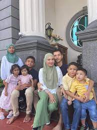 Datuk aliff syukri, the founder of local cosmetics brand d'herbs, is currently being investigated by the police over alleged child abuse. Aliff Syukri Terlajak Laris Facebook