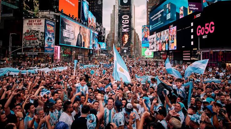 Times Square, copado por argentinos: el espectacular banderazo de los  hinchas en Nueva York - Diario Panorama Movil