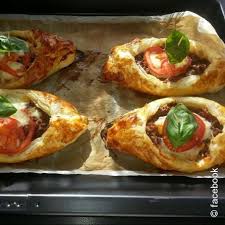 Rezept Fur Hackfleisch Schiffchen Mit Blatterteig Leichtem Mozzarella Und Frischen Tomaten Rezept Rezepte Fingerfood Fingerfood Rezepte