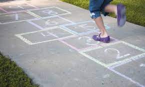 O estepilha recomenda o desenho do jogo da macaca, ou o jogo da roda sem lenço. Jogos Tradicionais Para Fazer Em Familia