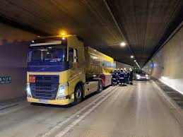 Auch die tauernautobahn in salzburg war. Reifenplatzer Sorgte Fur Tunnelsperre In Karawankentunnel 5 Minuten Nachrichten Aktuelles