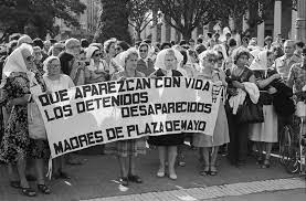 La asociación madres de plaza de mayo, y la de abuelas, surgieron durante la última dictadura militar argentina, cuyo mandato se extendió desde el año 1976 hasta el año 1983, y tiñó de sangre la historia patria. Evocan La Primera Marcha De Madres De Plaza De Mayo Siempre Formosa