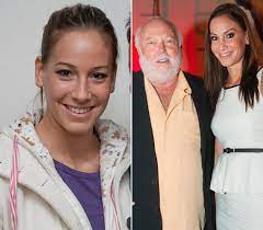 Egy titkos imádó már a második ötvenezres rózsacsokrot küldi névtelenül neki. 2008 Ban Vajna Timea Meg Messze Nem Volt Bombano Fotokon A Valtozas Hazai Sztar Femina