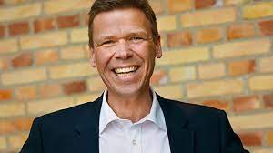 December 1963) er en dansk erhvervsleder og reserveofficer. Jesper Hjulmand Ceo I Seas Nve Stifindere