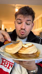Las famosas FLUFFY PANCAKES 🥞 que triunfan en Japón llegan a Zaragoza, 📌  Jota Café, en Paseo Gran Vía 33, ☕️ Flat White: 2,50€ (+0,20€  especialidad), 🥞 Tortitas Original: 6,00€, 🥞 Tortitas Pistacho: ...