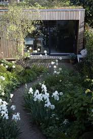 Designer Visit Sheila Jack S White Garden In West London Gardenista White Gardens London Garden City Garden