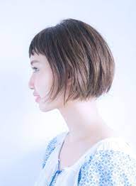 片耳をかけて 爽やかカジュアルな前下がりショートボブです 短かめヘアをフェミニンにみせる抜け感 ウェットなツヤ感がポイント 軽さのある毛先から覗く素肌感がフェイスラインや首筋をキレイに魅せてくれる効果あり ショートボブ 髪型 ボブ