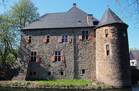 Blankenstein castle is situated 1¼ km west of haus kemnade. Quermania Wasserschloss Und Wasserburg Haus Kemnade Ausflugsziel Museen Hattingen Bochum Ruhrgebiet